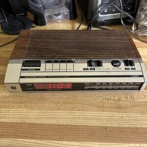 Vintage General Electric AM/FM Alarm Clock/Radio Model 7-4634B Woodgrain Tested